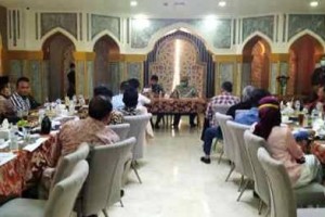 Bupati Kuningan saat bersilaturahmi dengan pengusaha pituin Kuningan.